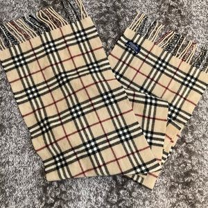 Burberry lambs wool scarf 🧣